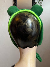 Load image into Gallery viewer, Mannequin wearing a green frog headband