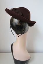 Load image into Gallery viewer, Brown vintage 1940s felt hat 