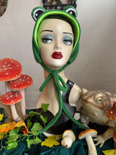 Load image into Gallery viewer, Mannequin wearing a green frog headband