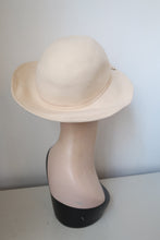 Load image into Gallery viewer, Cream Kangol vintage hat