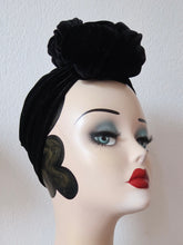 Load image into Gallery viewer, Velvet vintage 1940s fashion turban