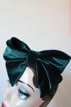 Load image into Gallery viewer, Luxurious, green velvet bow