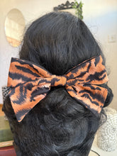 Load image into Gallery viewer, Rockabilly goth hair bow
