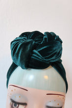 Load image into Gallery viewer, Velvet vintage 1940s fashion turban