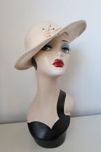 Load image into Gallery viewer, Cream vintage hat 