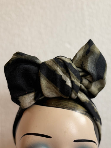 Green autumn headband on a mannequin head with a plain background