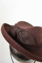 Load image into Gallery viewer, Brown vintage 1940s felt hat 