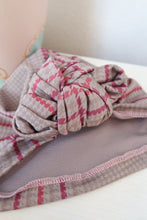 Load image into Gallery viewer, SALE ITEM: SLOUCHY KNOT Grey &amp; Pink Houndstooth (Full Coverage) 1940s Style Pre-tied Turban