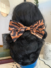 Load image into Gallery viewer, Rockabilly goth hair bow