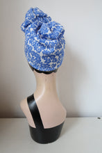 Load image into Gallery viewer, Blue and white floral 1940s vintage turban
