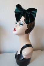 Load image into Gallery viewer, Green velvet vintage hair bow