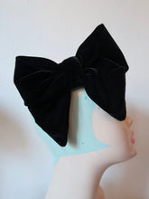 Load image into Gallery viewer, black velvet alt fashion gothic hair bow